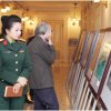 Trung tá Mai Thị Ngọc, Phó giám đốc Bảo tàng Lịch sử Quân sự Việt Nam tại triển lãm